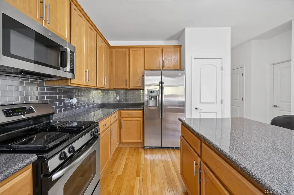 1802 Hawthorn Way New Windsor NY 12553