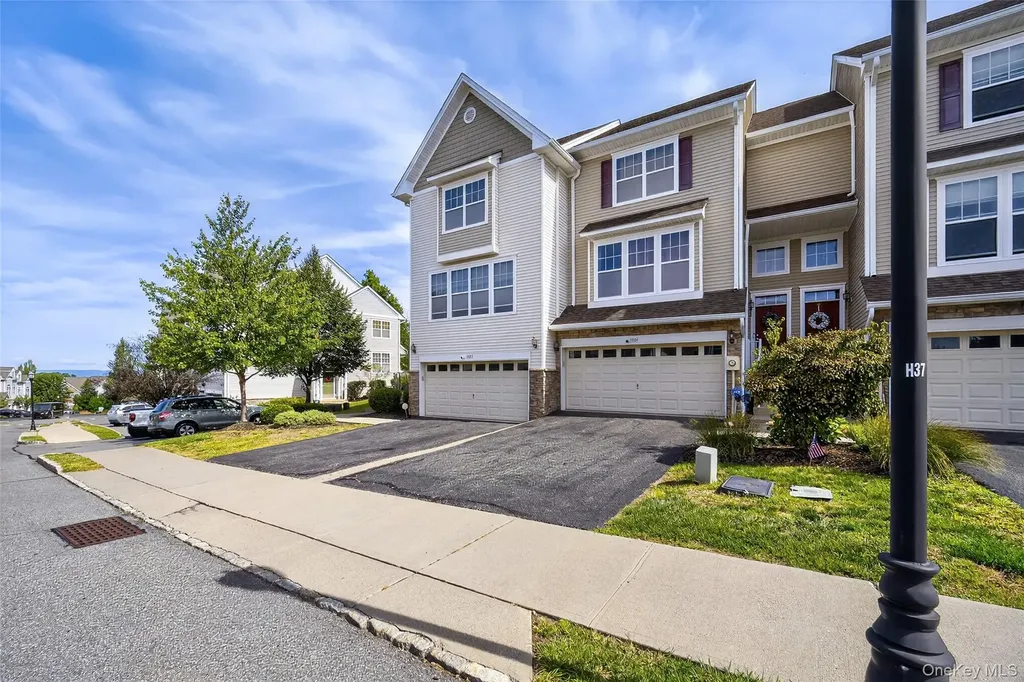1802 Hawthorn Way New Windsor NY 12553
