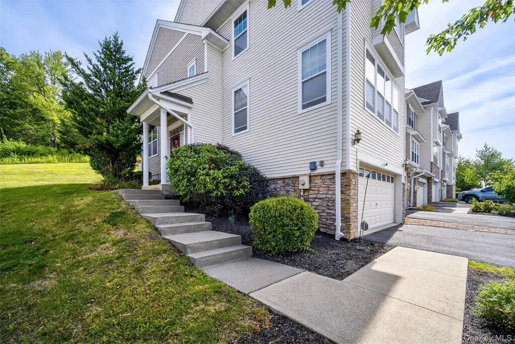 1802 Hawthorn Way New Windsor NY 12553