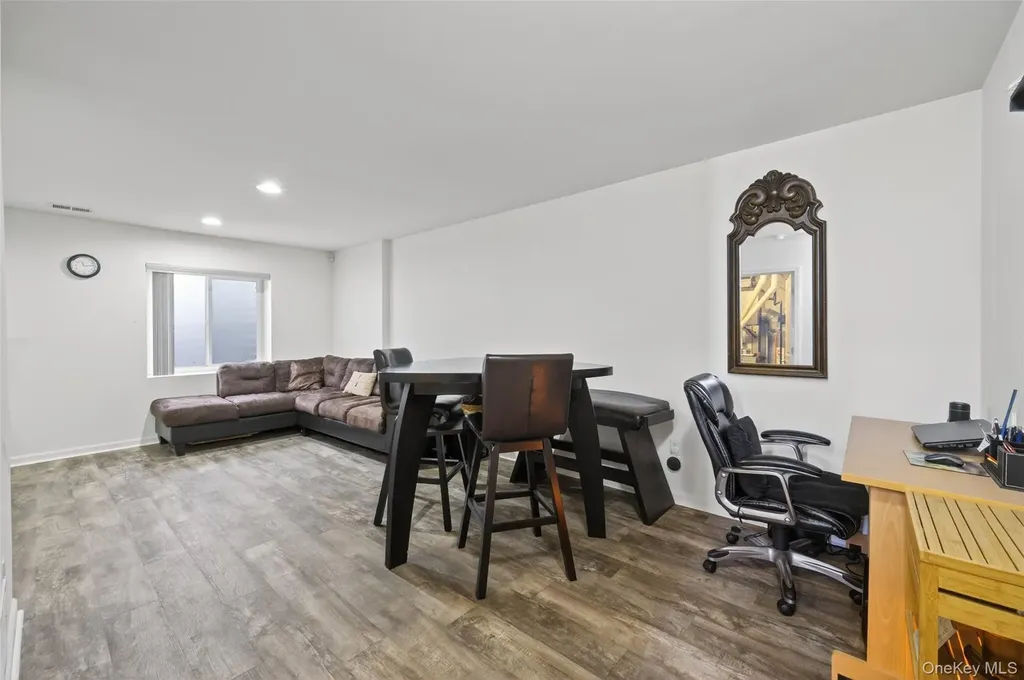 1802 Hawthorn Way New Windsor NY 12553