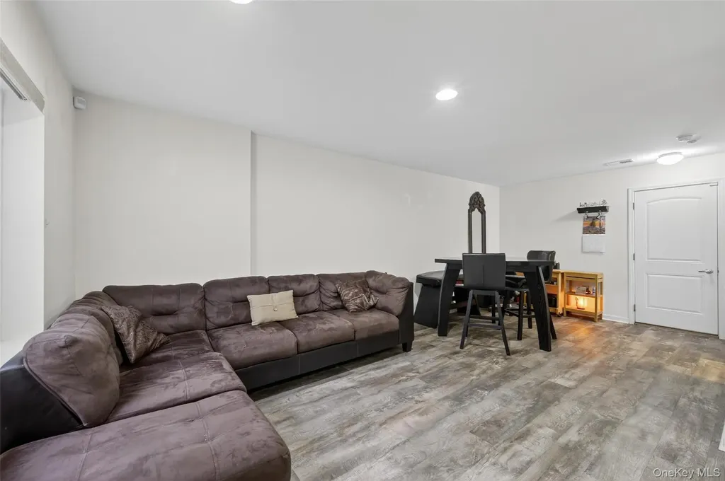 1802 Hawthorn Way New Windsor NY 12553