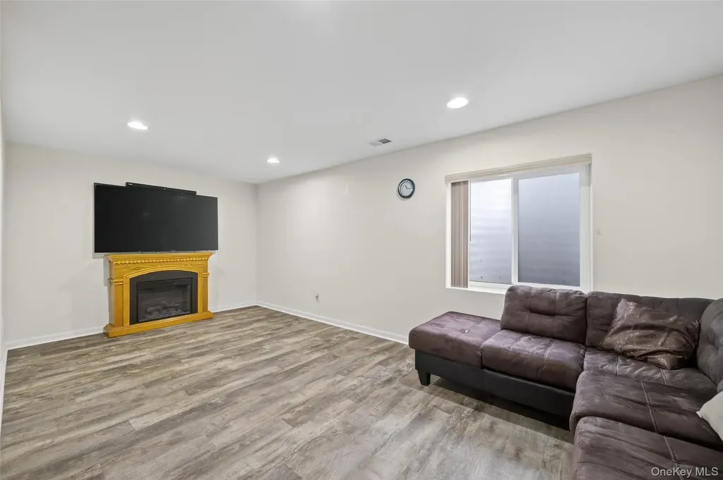 1802 Hawthorn Way New Windsor NY 12553