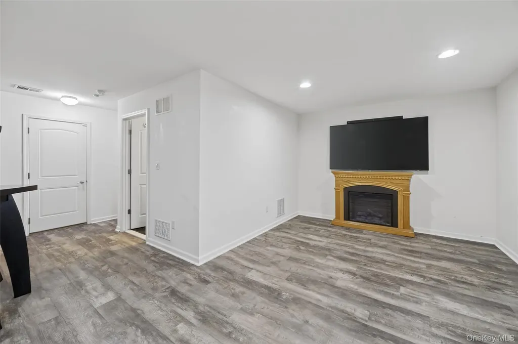 1802 Hawthorn Way New Windsor NY 12553