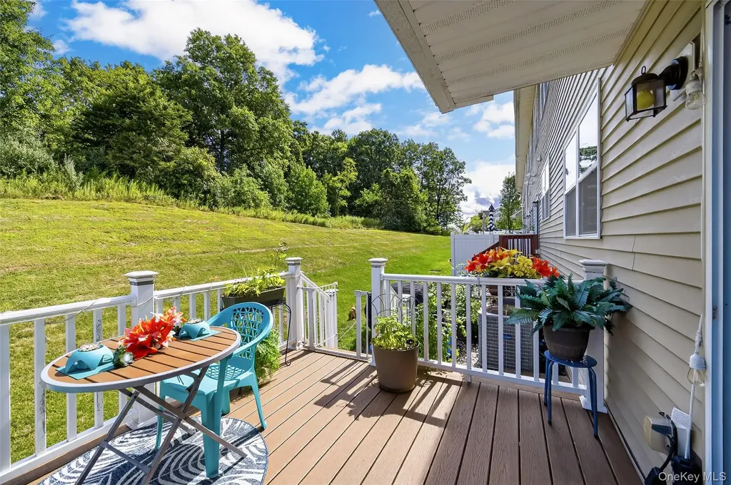 1802 Hawthorn Way New Windsor NY 12553