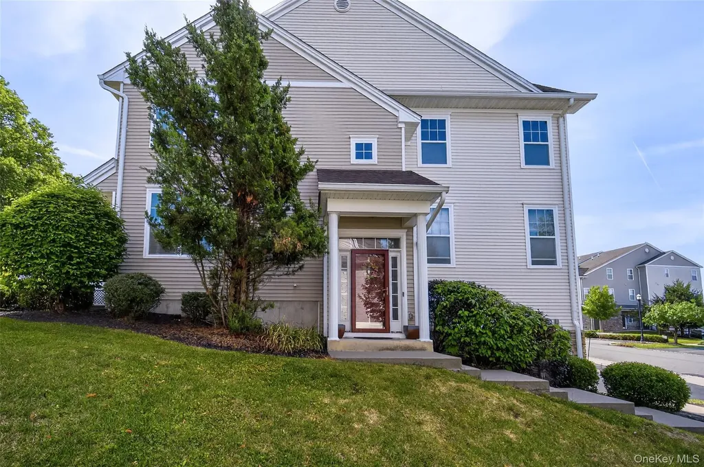 1802 Hawthorn Way New Windsor NY 12553