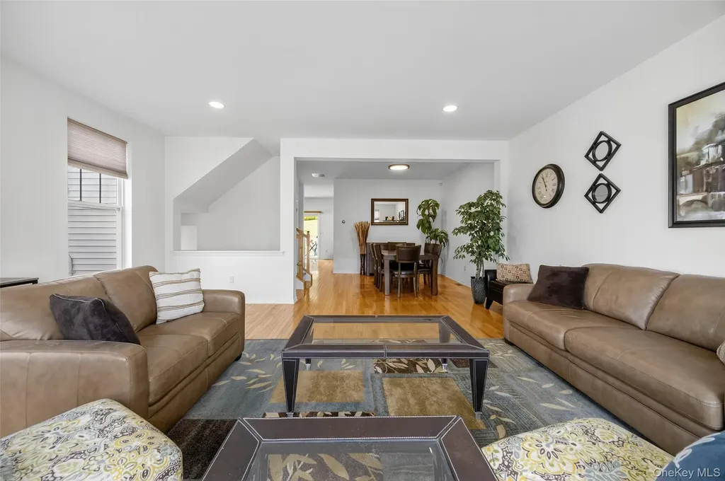 1802 Hawthorn Way New Windsor NY 12553