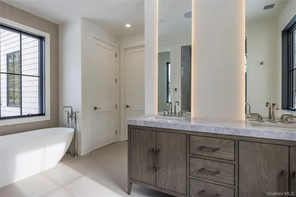 33 Harbor View Drive East Hampton NY 11937