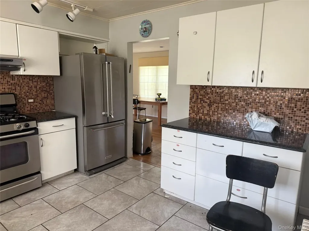 109 Cherry Drive W Plainview NY 11803