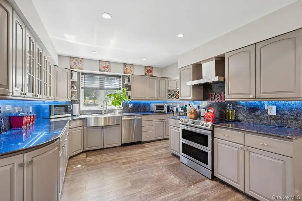 30 Lone Oak Path Smithtown NY 11787