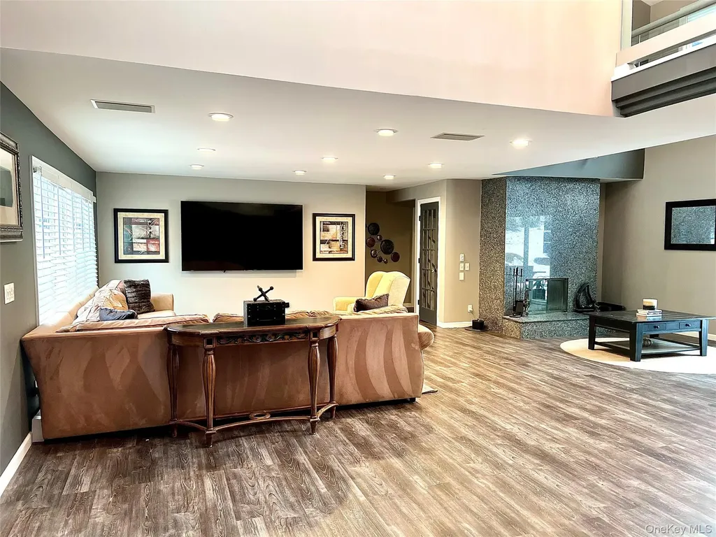 30 Lone Oak Path Smithtown NY 11787