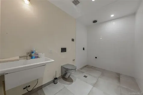 33-09 37th Avenue Long Island City NY 11101