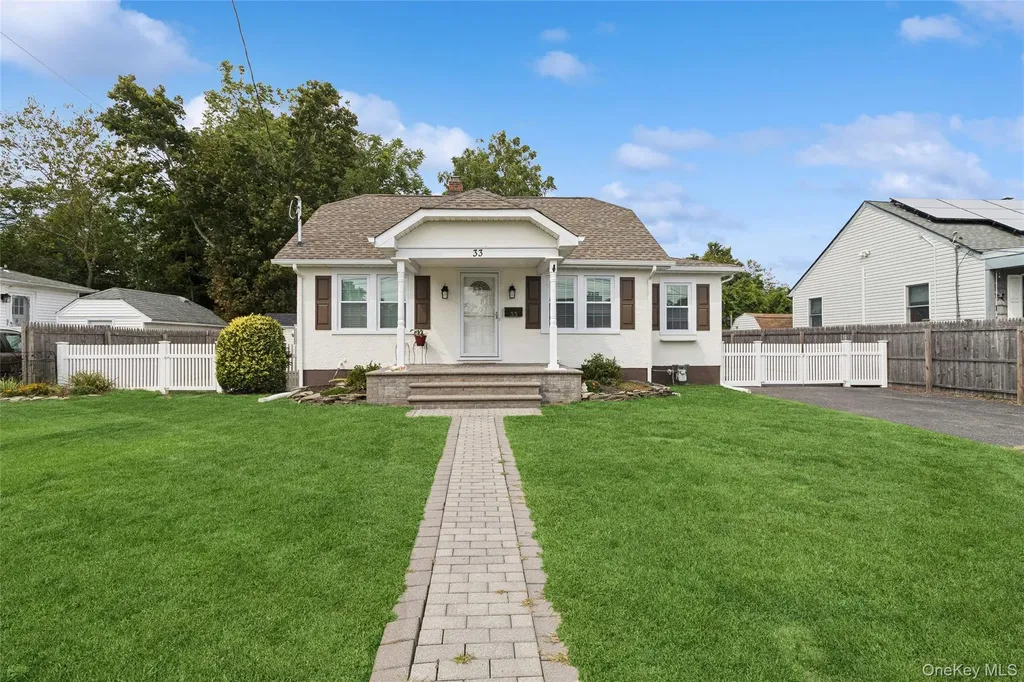 33 Schroeder Lane Patchogue NY 11772