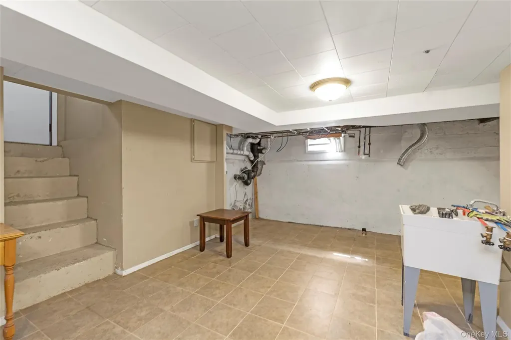 24 Walnut Street Westbury NY 11590