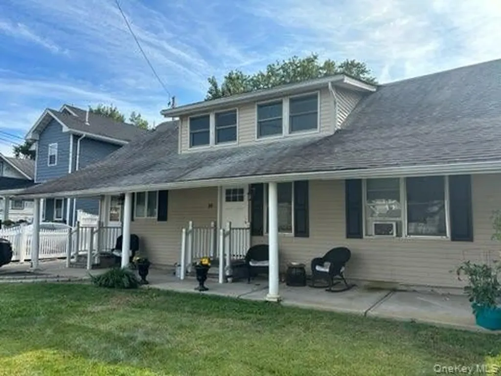 10 Auburn Avenue Bay Shore NY 11706
