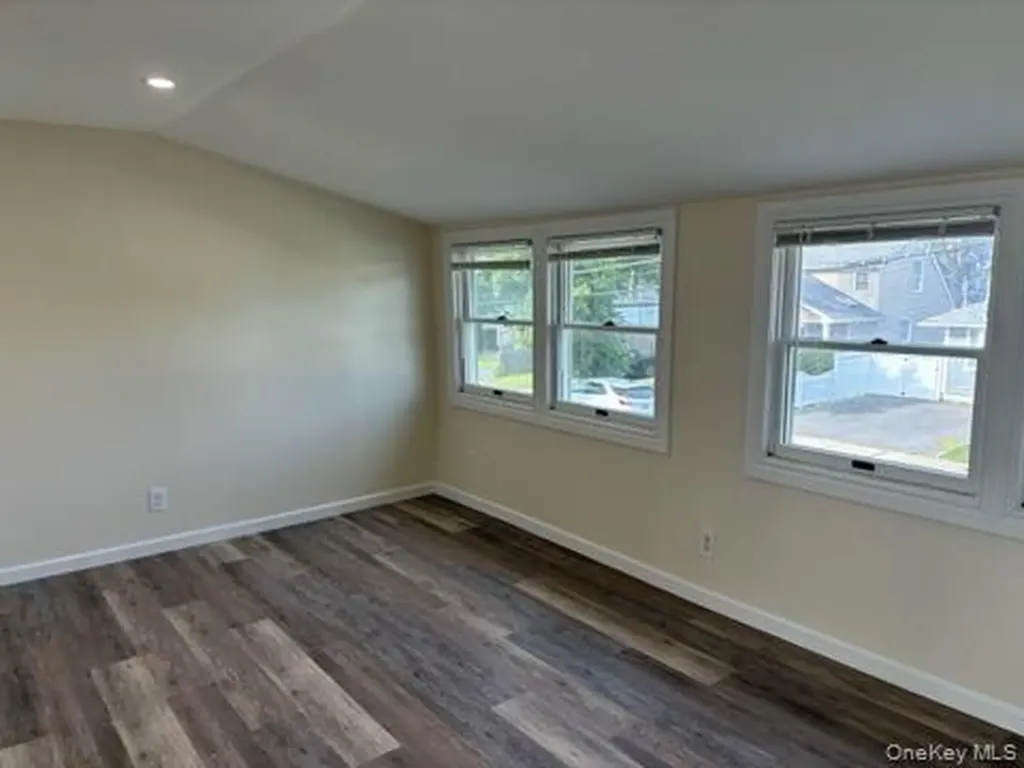 10 Auburn Avenue Bay Shore NY 11706