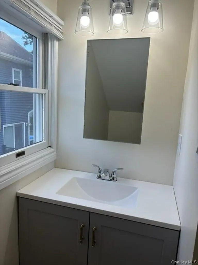 10 Auburn Avenue Bay Shore NY 11706