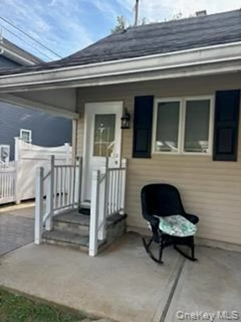 10 Auburn Avenue Bay Shore NY 11706