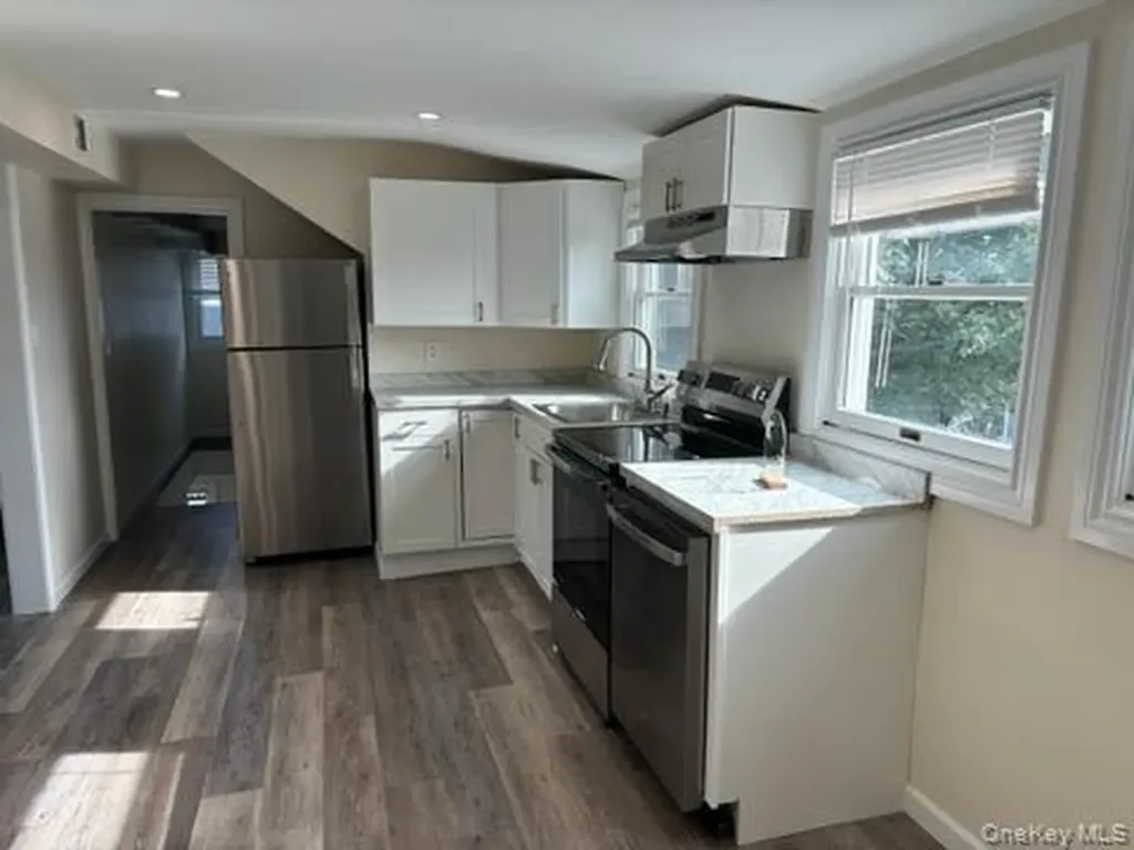 10 Auburn Avenue Bay Shore NY 11706