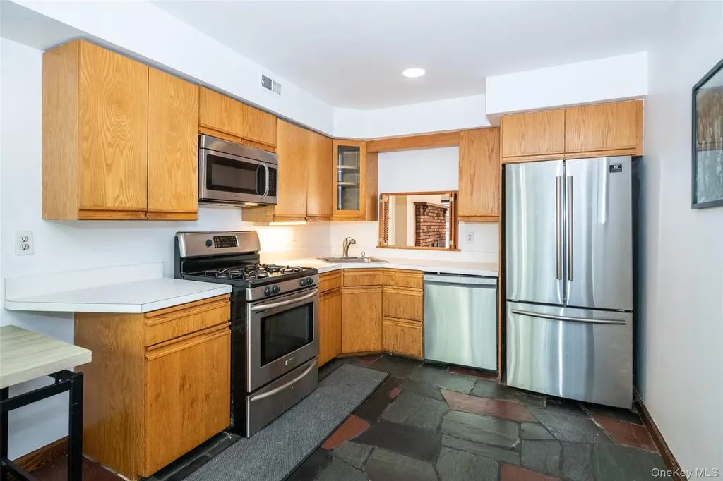 18 Windward Lane Bronx NY 10464