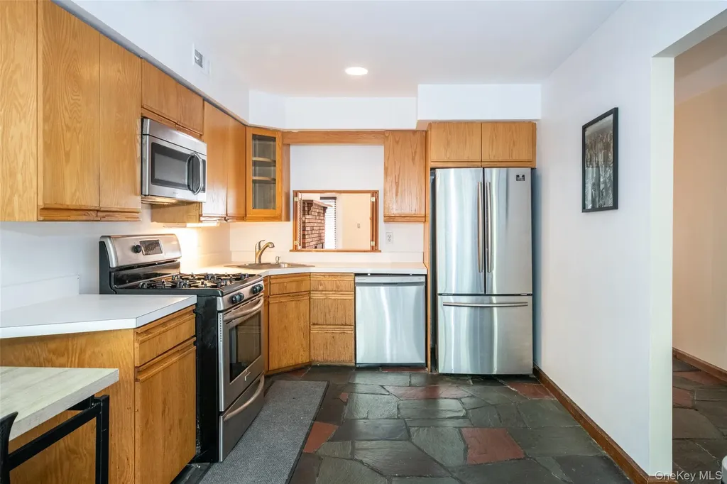 18 Windward Lane Bronx NY 10464