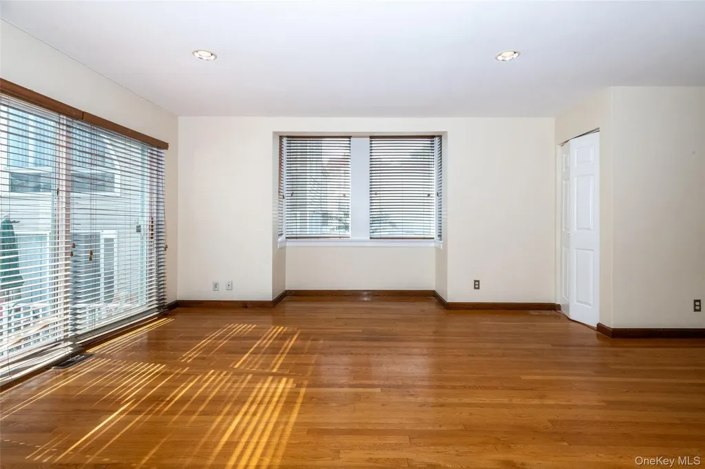 18 Windward Lane Bronx NY 10464