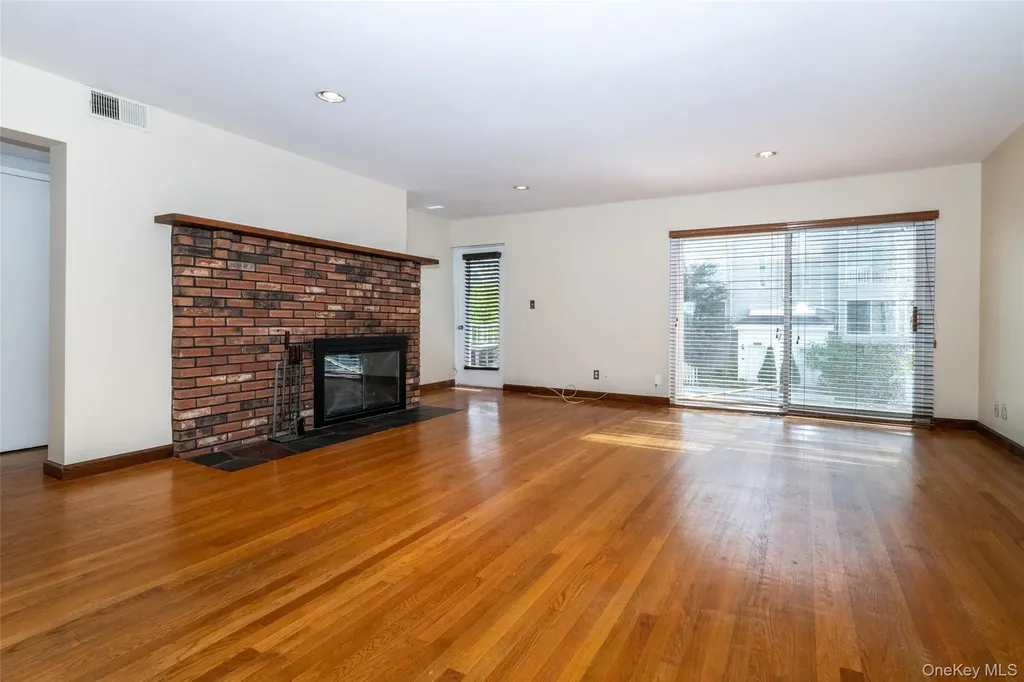 18 Windward Lane Bronx NY 10464