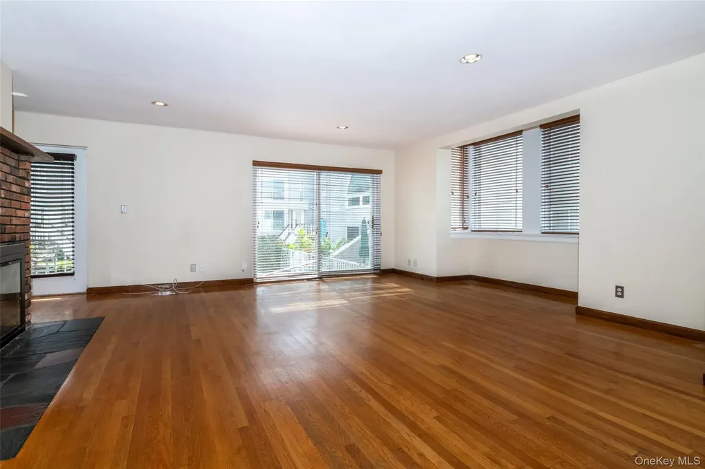 18 Windward Lane Bronx NY 10464