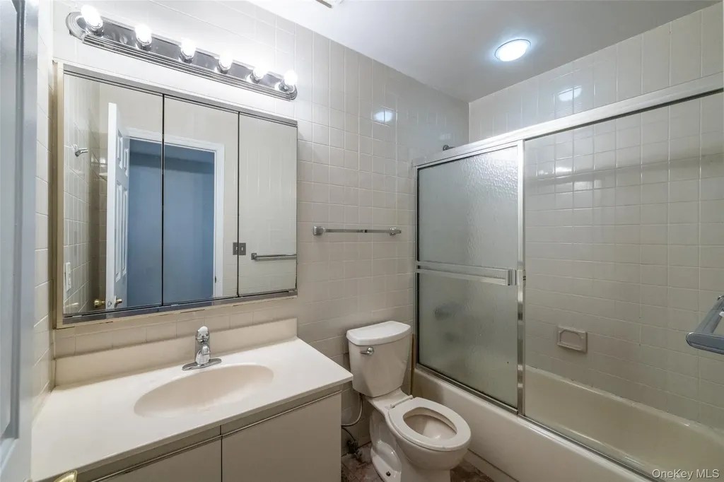 18 Windward Lane Bronx NY 10464