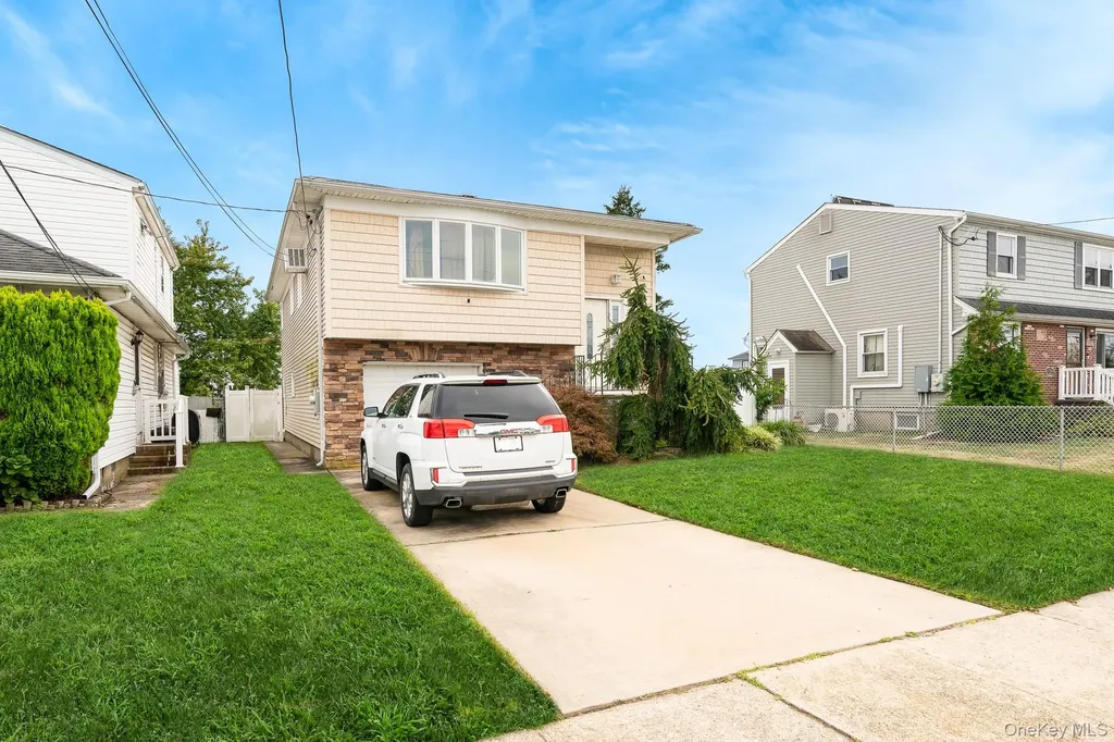 47 W Granada Avenue Lindenhurst NY 11757