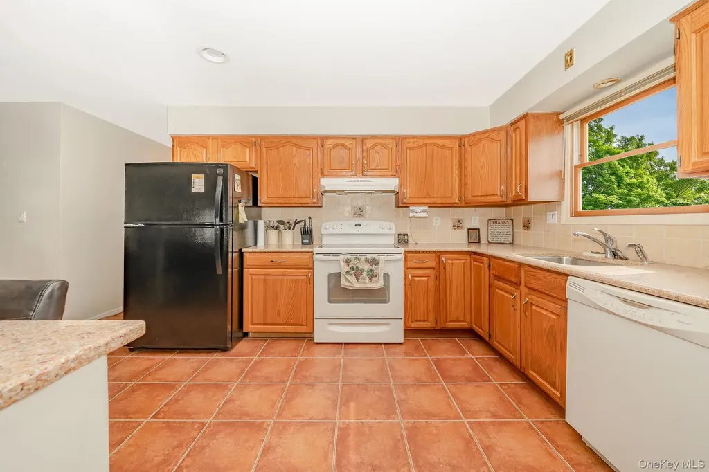 47 W Granada Avenue Lindenhurst NY 11757
