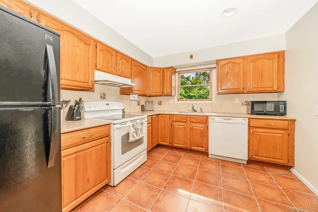 47 W Granada Avenue Lindenhurst NY 11757