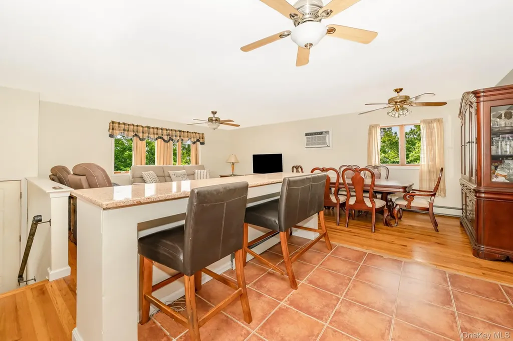 47 W Granada Avenue Lindenhurst NY 11757