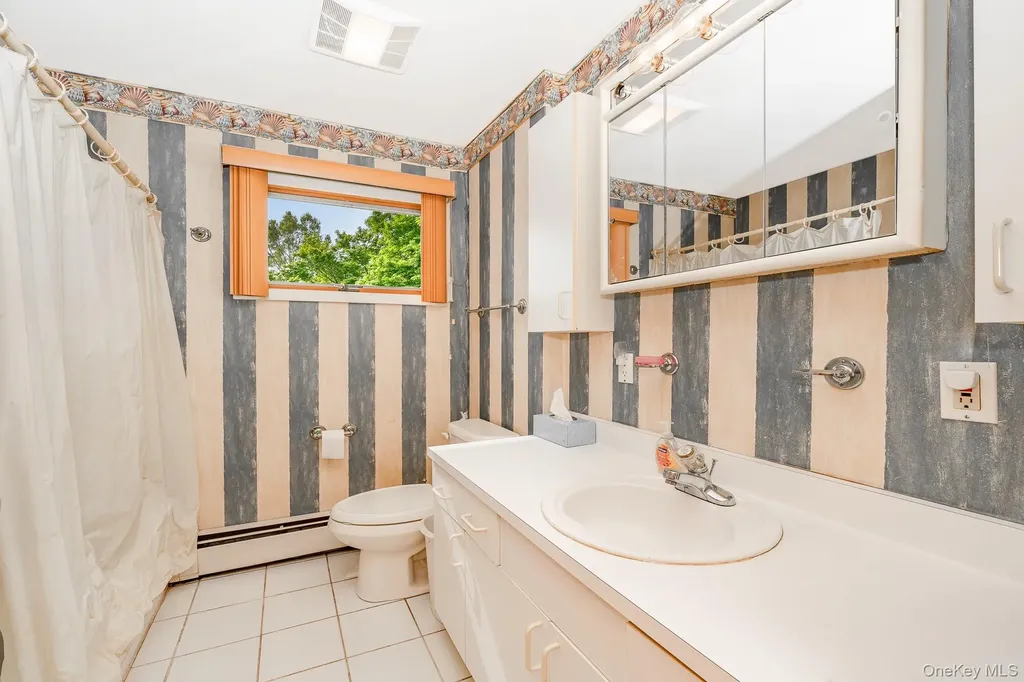 47 W Granada Avenue Lindenhurst NY 11757