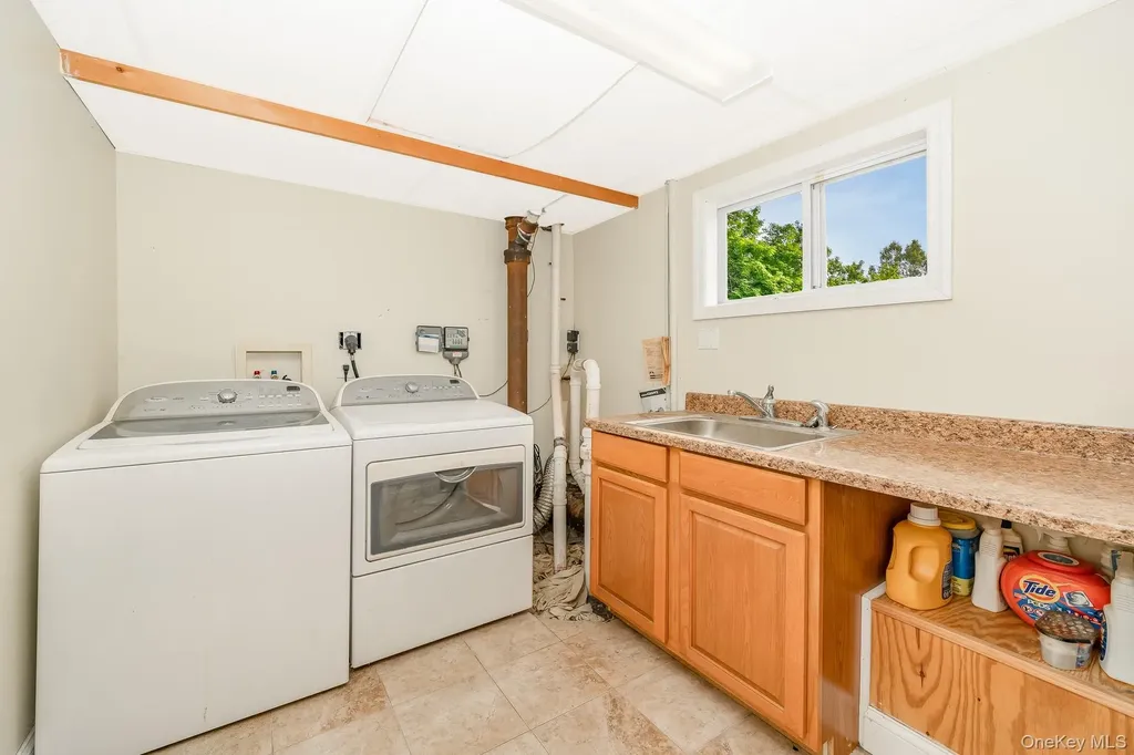 47 W Granada Avenue Lindenhurst NY 11757