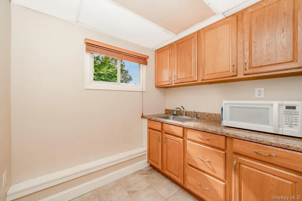 47 W Granada Avenue Lindenhurst NY 11757