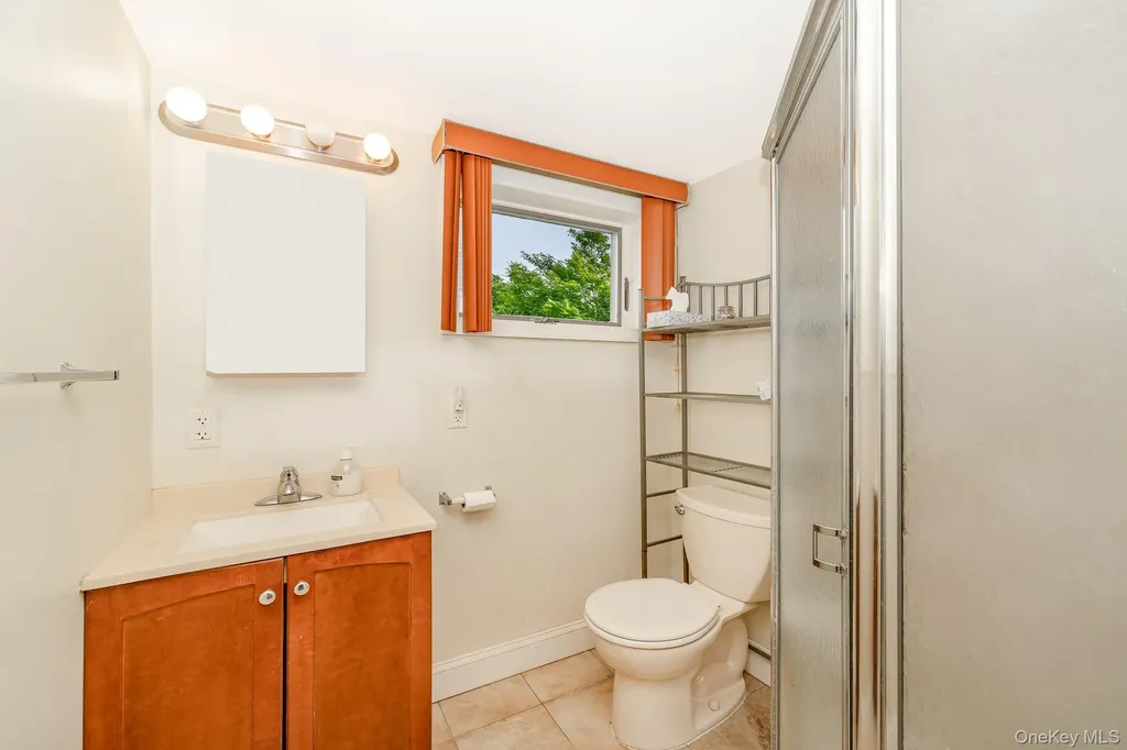 47 W Granada Avenue Lindenhurst NY 11757