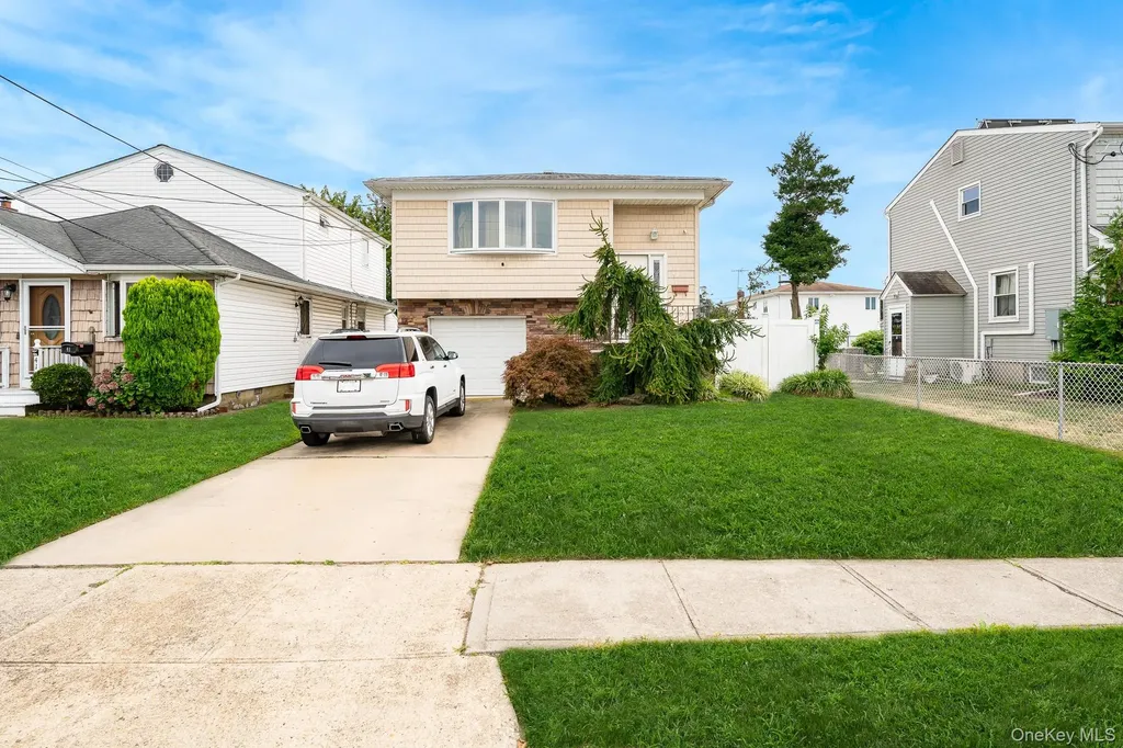 47 W Granada Avenue Lindenhurst NY 11757