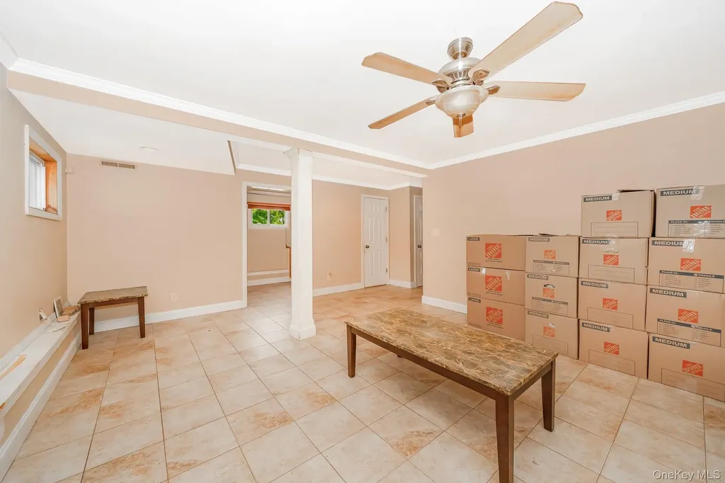 47 W Granada Avenue Lindenhurst NY 11757