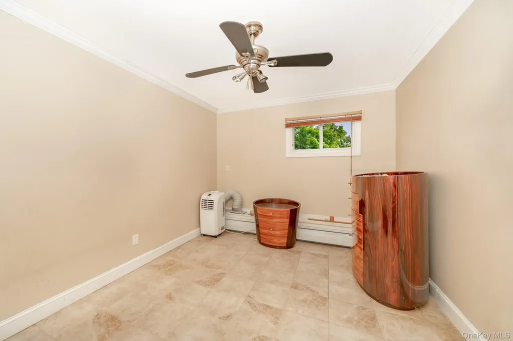 47 W Granada Avenue Lindenhurst NY 11757