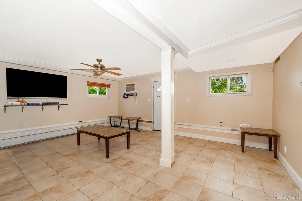 47 W Granada Avenue Lindenhurst NY 11757