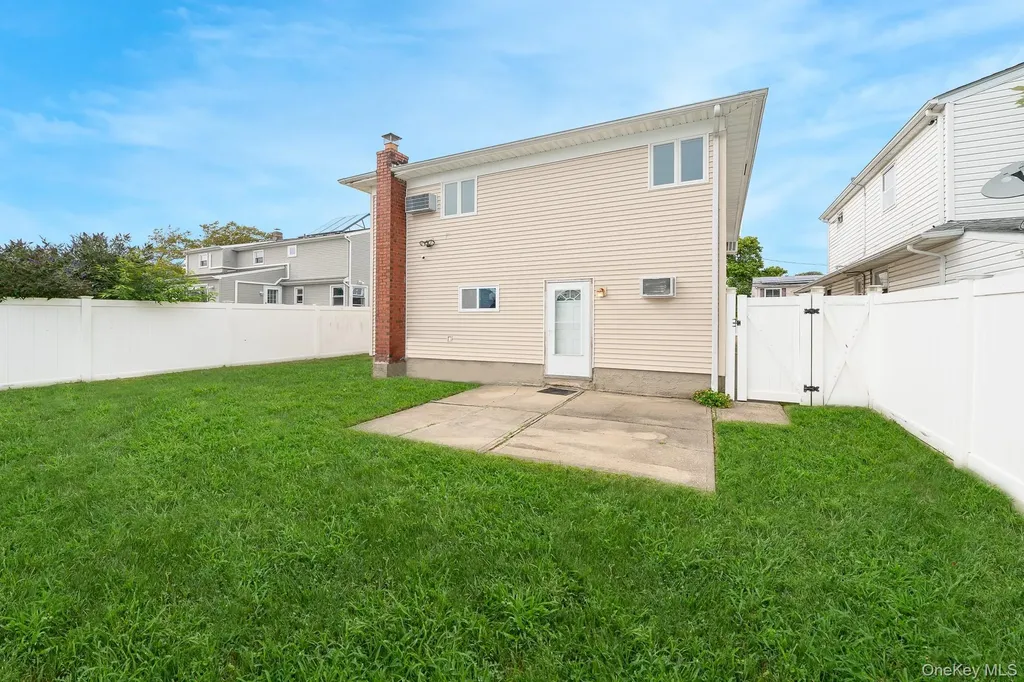 47 W Granada Avenue Lindenhurst NY 11757