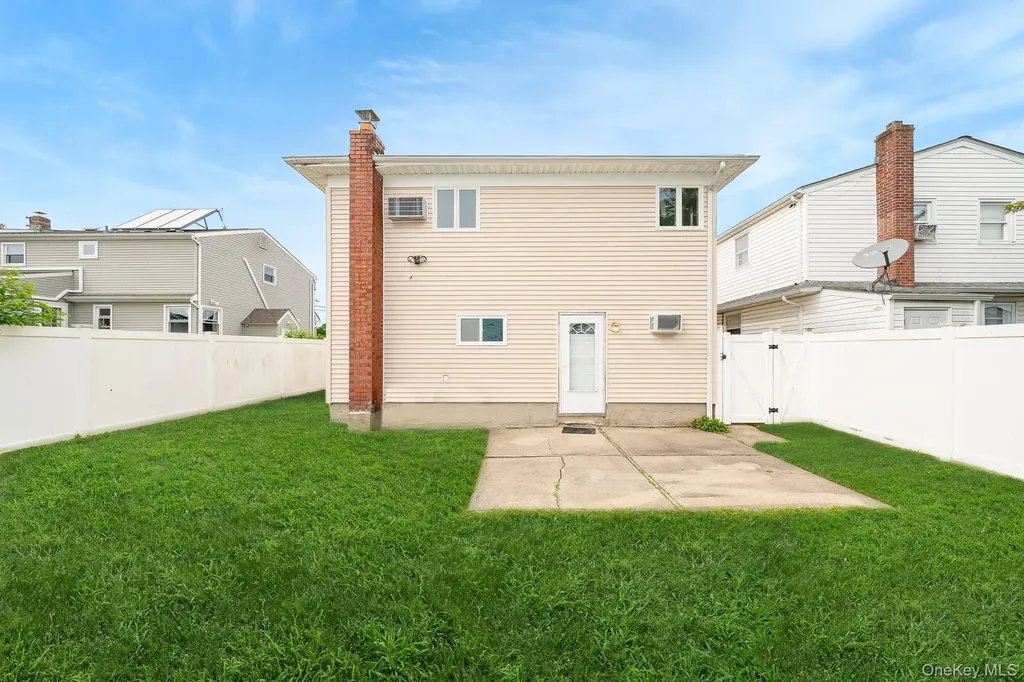 47 W Granada Avenue Lindenhurst NY 11757