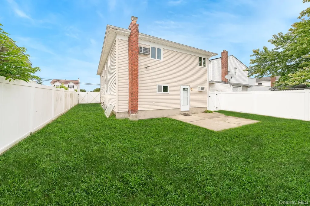 47 W Granada Avenue Lindenhurst NY 11757
