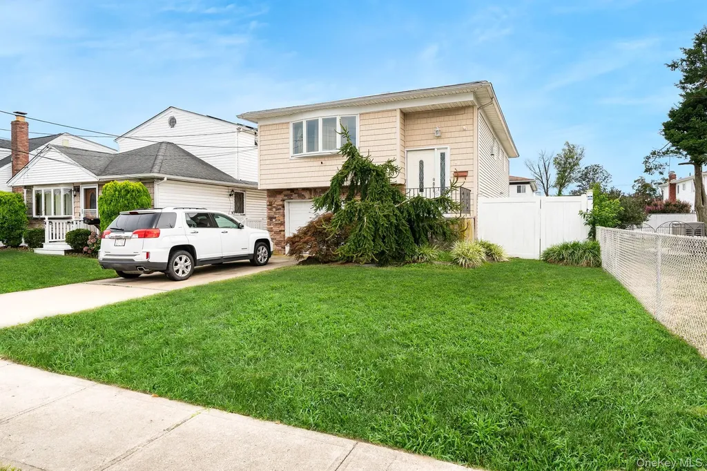 47 W Granada Avenue Lindenhurst NY 11757