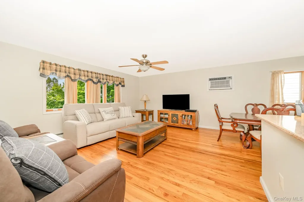 47 W Granada Avenue Lindenhurst NY 11757