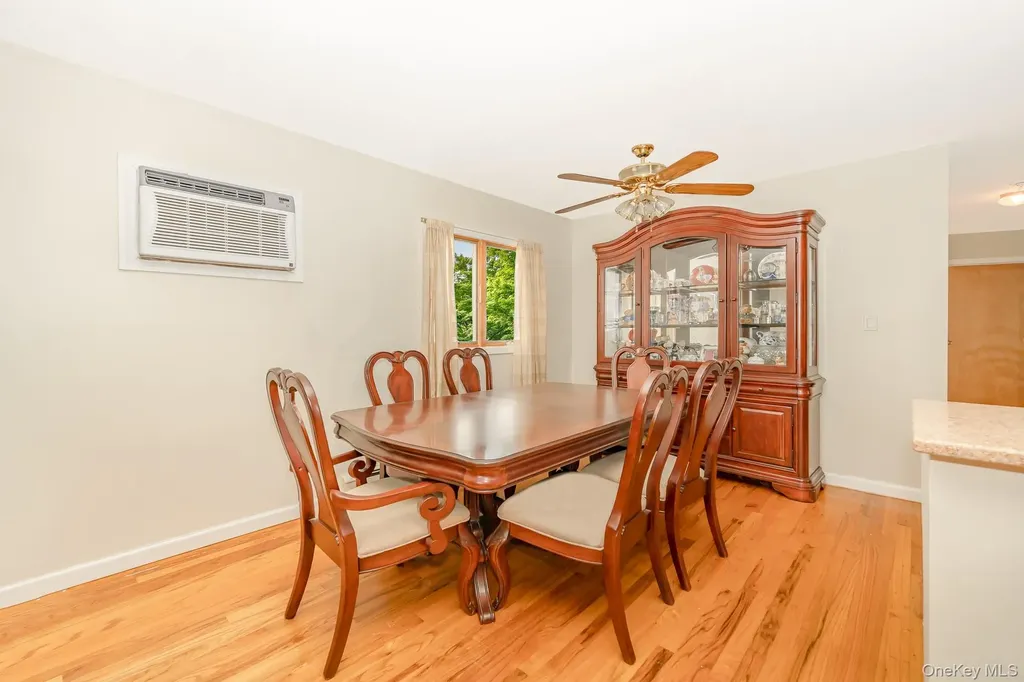 47 W Granada Avenue Lindenhurst NY 11757