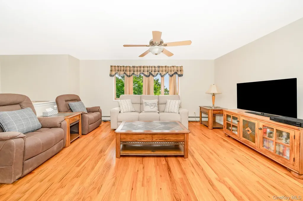 47 W Granada Avenue Lindenhurst NY 11757