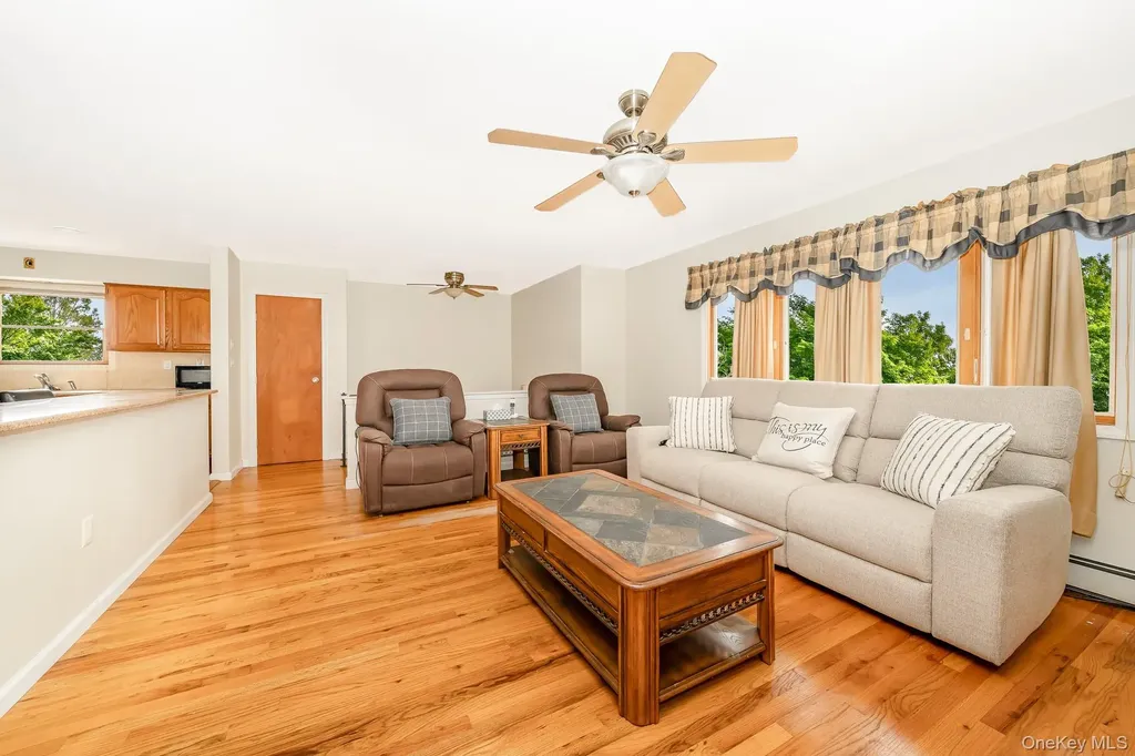 47 W Granada Avenue Lindenhurst NY 11757