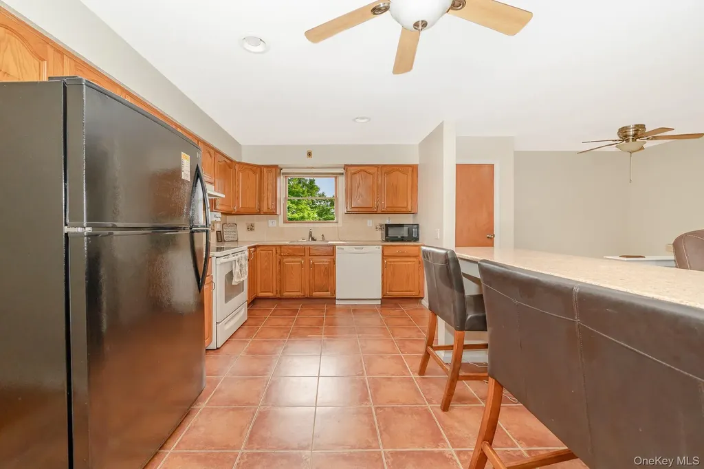 47 W Granada Avenue Lindenhurst NY 11757