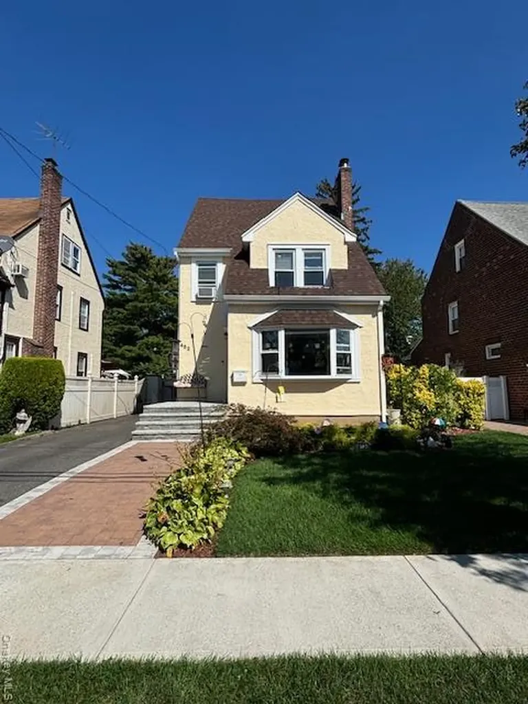 452 Macatee Place Mineola NY 11501